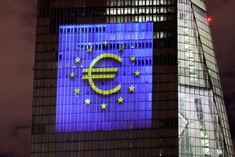 Euro moves into positive territory ahead of ECB rate decision